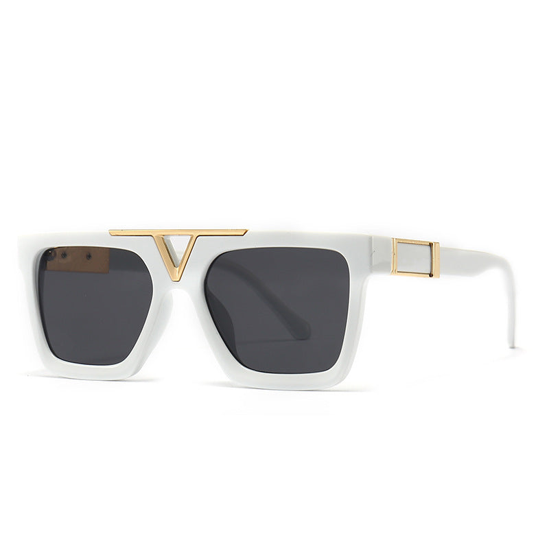 Lunettes de soleil carrées noires audacieuses avec accents dorés pour un look luxueux et affirmé