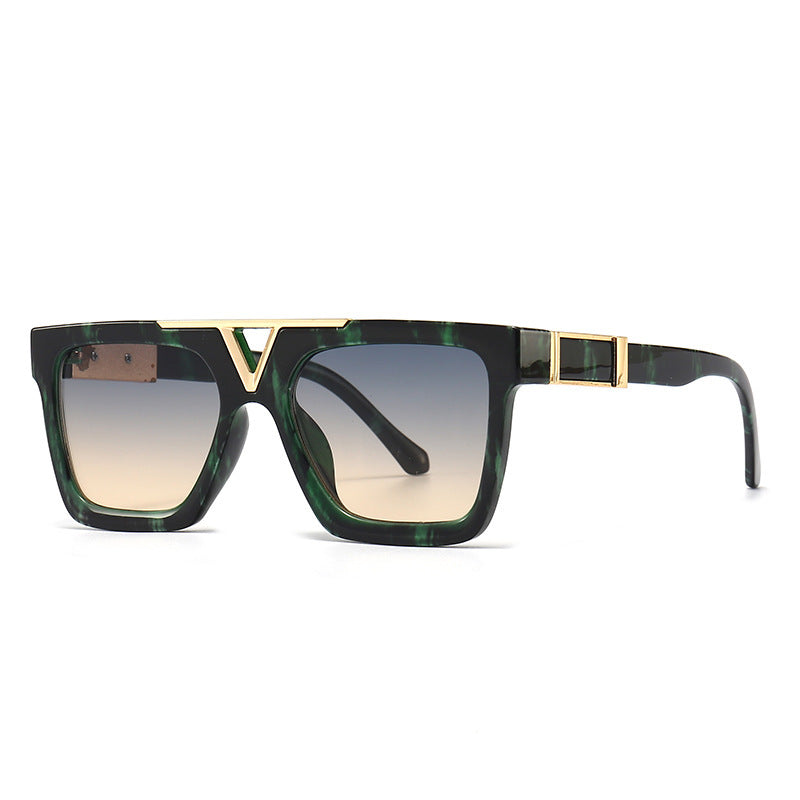 Lunettes de soleil carrées noires audacieuses avec accents dorés pour un look luxueux et affirmé