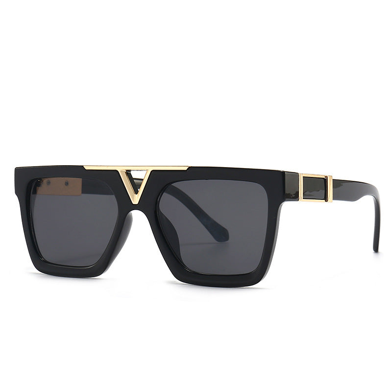 Lunettes de soleil carrées noires audacieuses avec accents dorés pour un look luxueux et affirmé