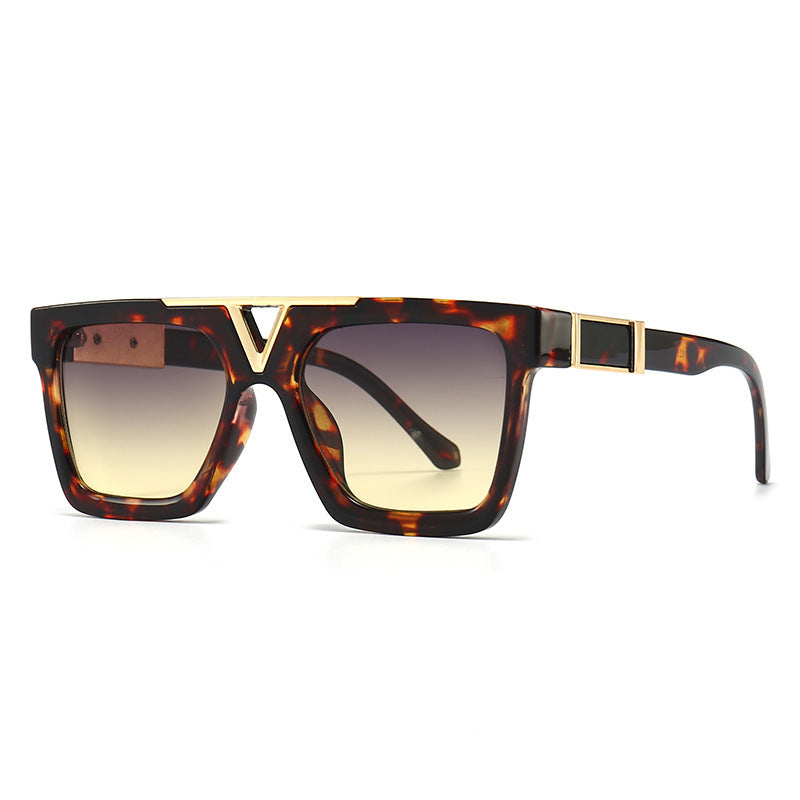 Lunettes de soleil carrées noires audacieuses avec accents dorés pour un look luxueux et affirmé