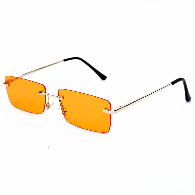 Lunettes de soleil rectangulaires sans monture au design minimaliste, avec branches dorées élégantes pour un look moderne et raffiné.