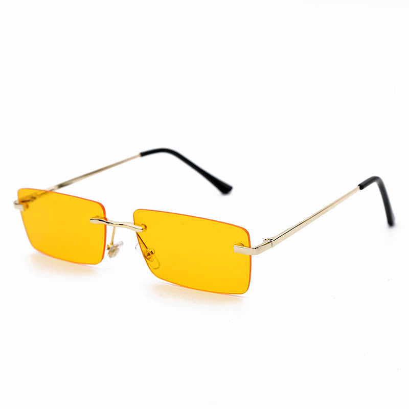 Lunettes de soleil rectangulaires sans monture au design minimaliste, avec branches dorées élégantes pour un look moderne et raffiné.