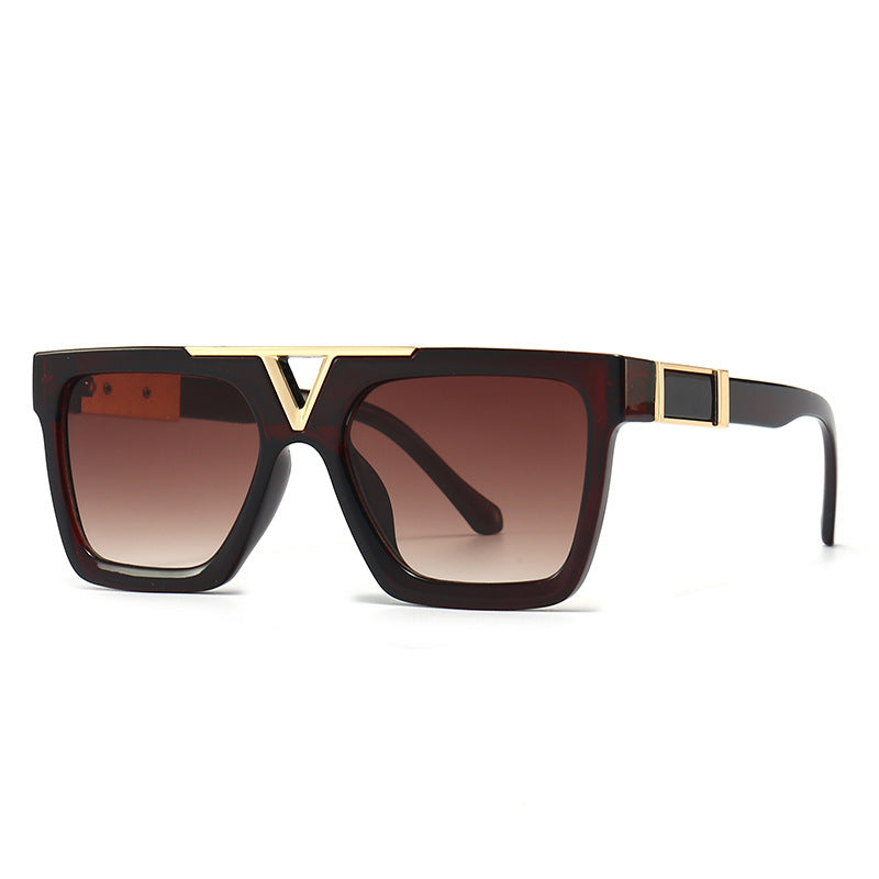 Lunettes de soleil carrées noires audacieuses avec accents dorés pour un look luxueux et affirmé