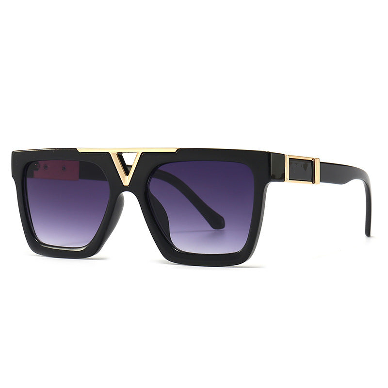 Lunettes de soleil carrées noires audacieuses avec accents dorés pour un look luxueux et affirmé